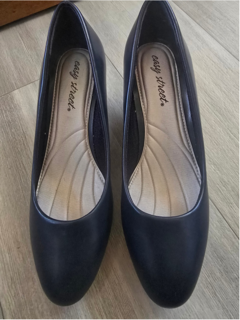 Women's Easy Street Navy Heels Size 8W
